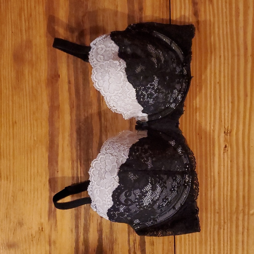 Victoria Secret 34D Black & White Lace Bra
